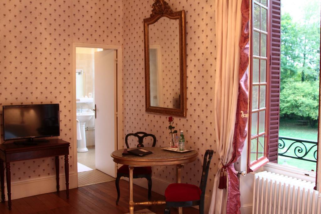 Chateau Du Breuil Bed & Breakfast Gevrolles Room photo