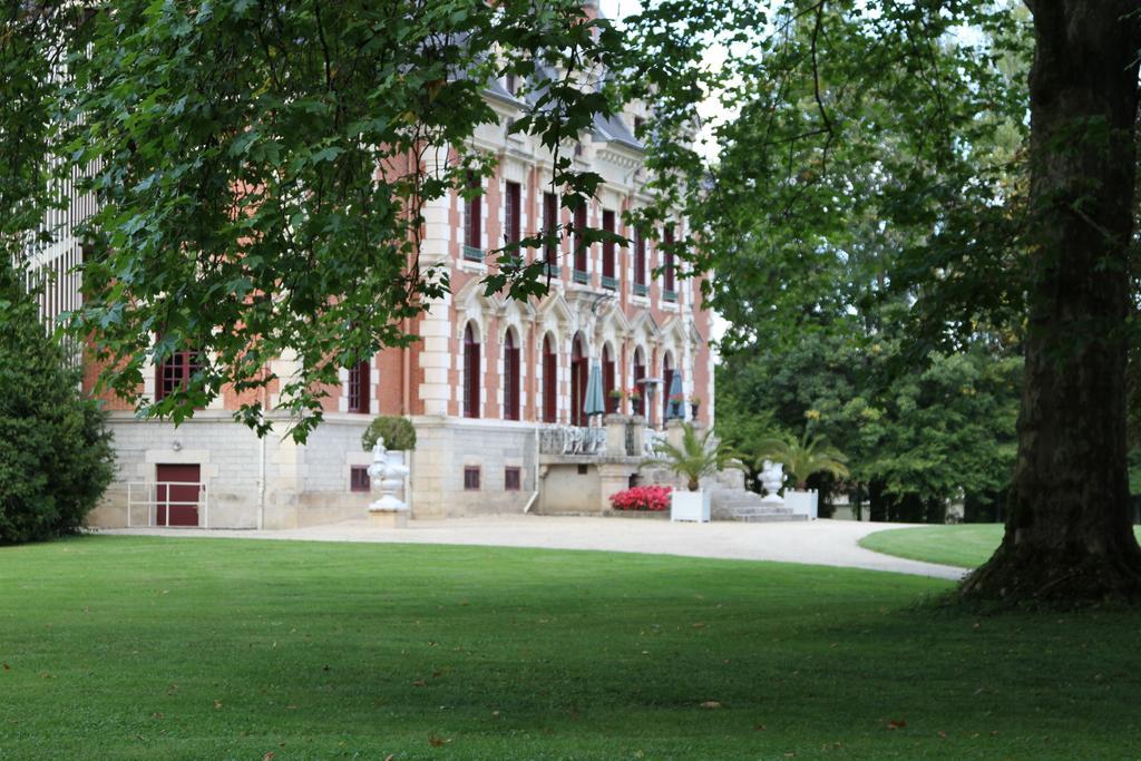 Chateau Du Breuil Bed & Breakfast Gevrolles Exterior photo