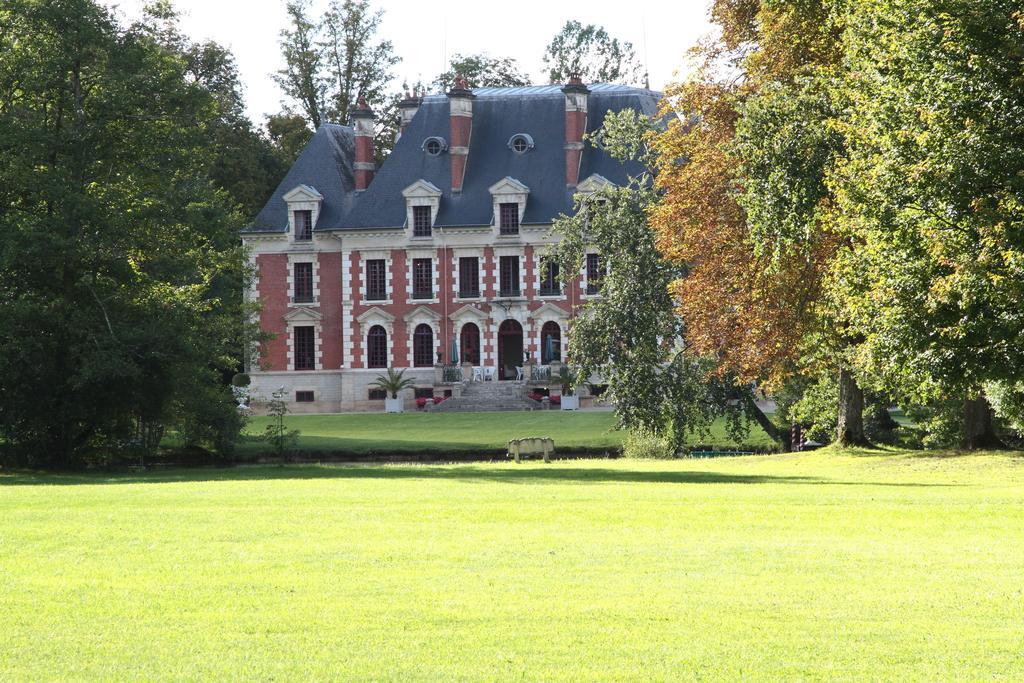 Chateau Du Breuil Bed & Breakfast Gevrolles Exterior photo
